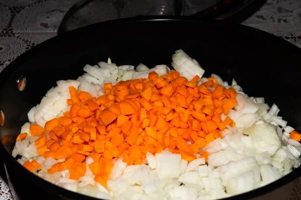 High Angle Shot Chopped Carrots Onions Pan Kitchen Table — Stock Photo, Image