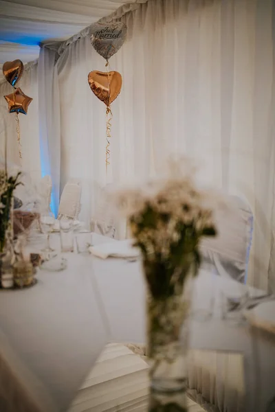 Egy Gyönyörű Esküvői Helyszín Virágdíszítéssel — Stock Fotó