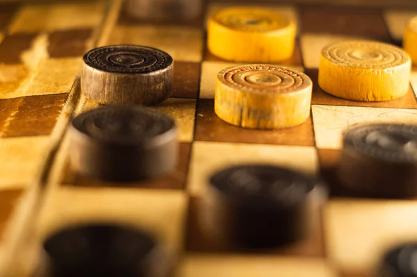 Eine Hochwinkelaufnahme Eines Schachbretts Mit Schwarzen Und Weißen Figuren — Stockfoto
