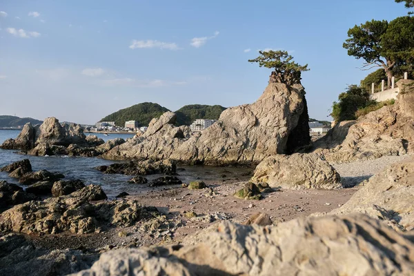 日本の岩場森戸海岸の美しい景色 — ストック写真