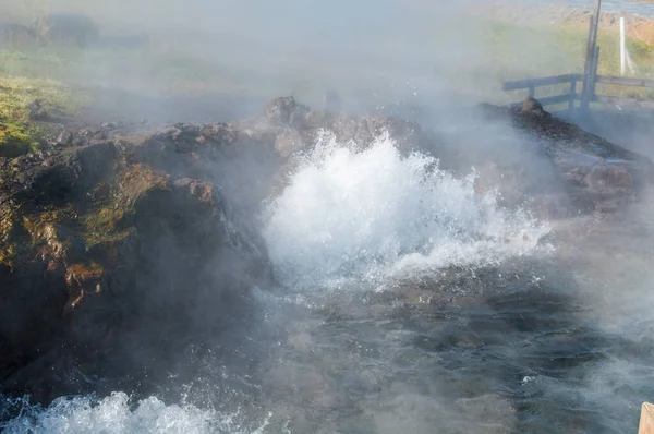 Hverir是冰岛的一个地热热点 到处都是起泡的泥潭和冒着蒸汽的炉膛 — 图库照片