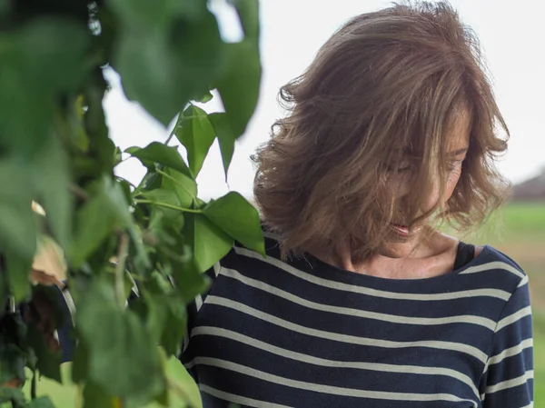 Una Donna Anziana Caucasica Che Indossa Una Camicia Righe Pantaloni — Foto Stock