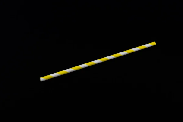 Une Paille Papier Jaune Blanche Isolée Sur Fond Noir — Photo