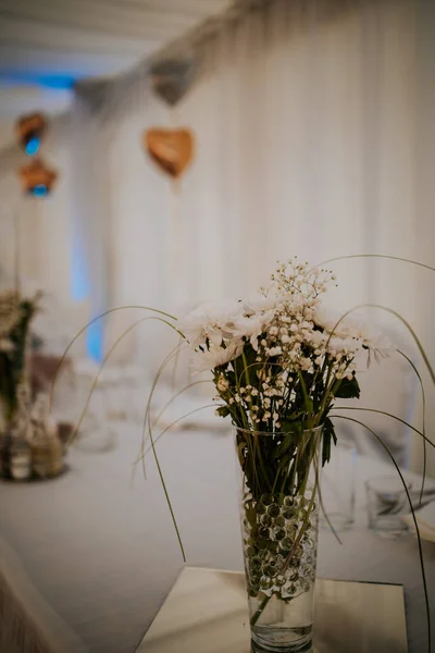 Egy Gyönyörű Esküvői Helyszín Virágdíszítéssel — Stock Fotó