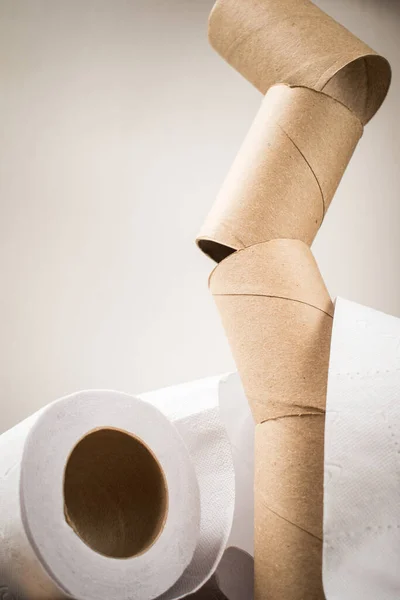 Een Close Van Onverpakt Toiletpapier Een Stapel Lege Toiletrollen — Stockfoto