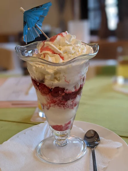 フレッシュでおいしいアイスクリームパフェの垂直ショット — ストック写真