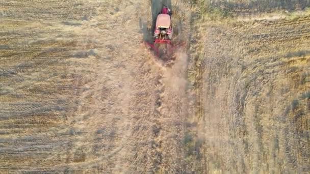 Luftaufnahme Eines Traktors Der Bei Tageslicht Auf Einem Landwirtschaftlichen Feld — Stockvideo