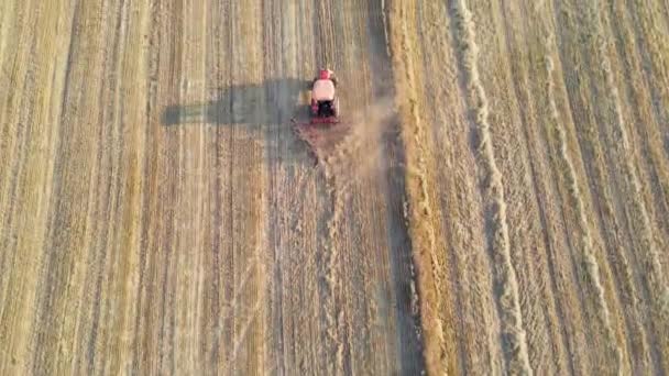 Vue Aérienne Tracteur Travaillant Dans Champ Agricole Pendant Lumière Jour — Video