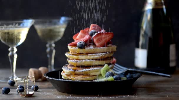 Pancake Dengan Blueberry Dan Beri Pisang Sarapan Konsep Makan Sehat — Stok Video