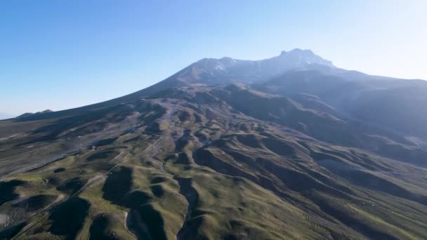 Vista Panorámica Las Montañas Onduladas Con Caminos Día Soleado — Vídeos de Stock
