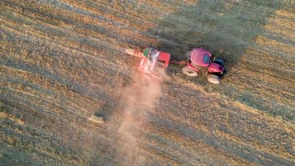 Mezőgazdasági Területen Nappal Dolgozó Traktor Légi Rálátása — Stock videók