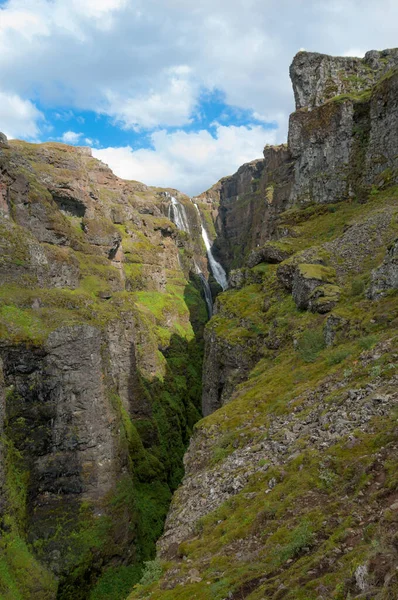 Une Belle Cascade Des Hautes Roches Islande — Photo
