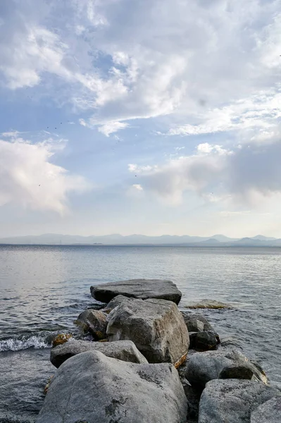 Sebuah Pemandangan Memesona Danau Sevan Dan Langit Biru Mendung — Stok Foto