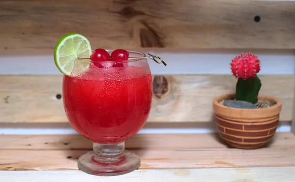 Ein Glas Rosa Cocktail Mit Einer Scheibe Limette Auf Einem — Stockfoto