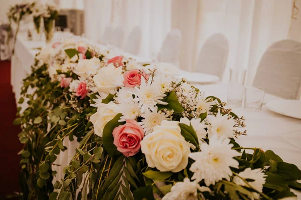 一个漂亮的婚礼场地 装饰着花卉 — 图库照片