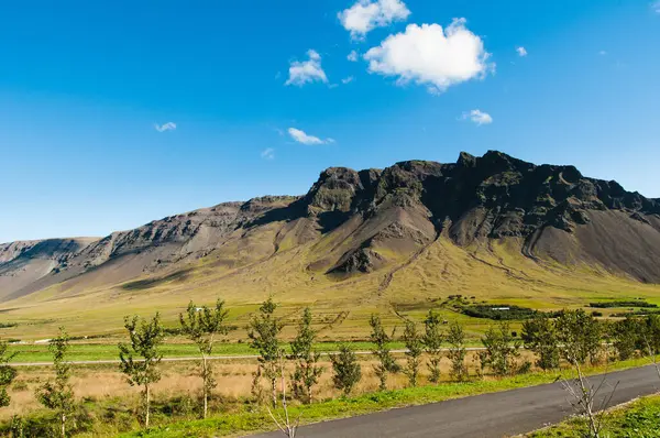 Βραχώδη Βουνά Κάτω Από Τον Καταγάλανο Καθαρό Ουρανό Στην Ισλανδία — Φωτογραφία Αρχείου
