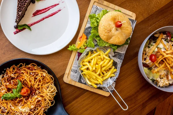 Una Vista Superior Una Mesa Café Lleno Comida Que Incluye — Foto de Stock