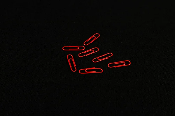 Some Red Paper Clips Black Background — Stock Photo, Image