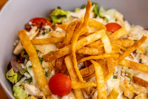 Tiro Close Uma Salada Cesar Uma Tigela Uma Mesa Restaurante — Fotografia de Stock