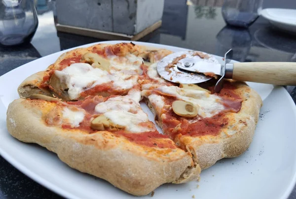 Primer Plano Pizza Casera Recién Horneada Con Setas — Foto de Stock