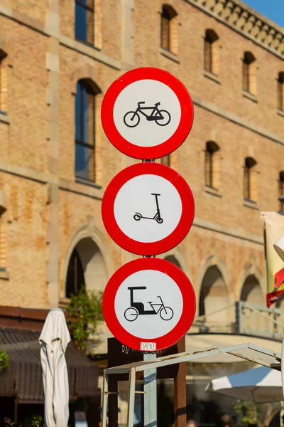禁止单车 滑板车及三轮车通过长廊的圆形红色标志的垂直截图 — 图库照片
