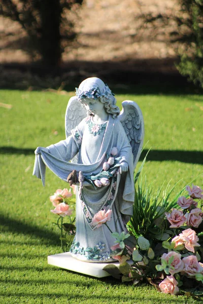 Tiro Volteado Una Estatua Piedra Parque — Foto de Stock