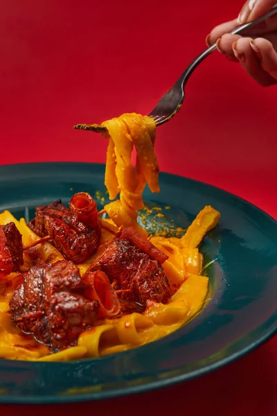 Una Pasta Con Albóndigas Sobre Fondo Rojo —  Fotos de Stock