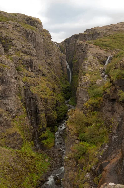 Uma Bela Cachoeira Das Rochas Altas Islândia — Fotografia de Stock