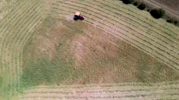 Вид Воздуха Трактор Работающий Сельскохозяйственном Поле Дневное Время — стоковое видео