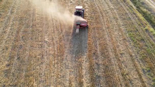 Mezőgazdasági Területen Nappal Dolgozó Traktor Légi Rálátása — Stock videók