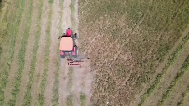 Vista Aerea Del Trattore Che Lavora Campo Agricolo Durante Giorno — Video Stock