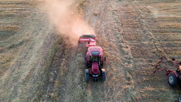 Visão Aérea Tractor Que Trabalha Campo Agrícola Durante Dia — Vídeo de Stock