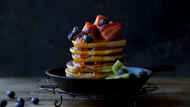 Stapel Pannenkoeken Met Fruit Bessen — Stockvideo