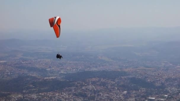 Blick Auf Einen Gleitschirm Der Über Einem Fallschirm Fliegt — Stockvideo