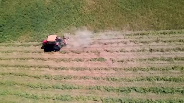 Vista Aérea Del Tractor Que Trabaja Campo Agrícola Durante Día — Vídeo de stock