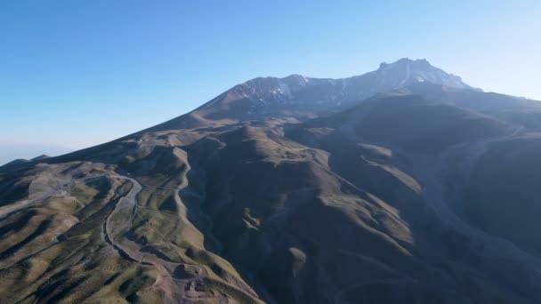 Vista Panorámica Las Montañas Onduladas Con Caminos Día Soleado — Vídeos de Stock