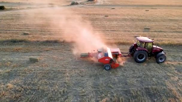 Mezőgazdasági Területen Nappal Dolgozó Traktor Légi Rálátása — Stock videók