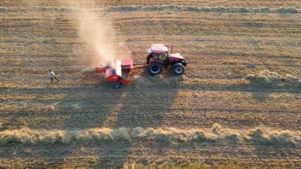 昼間農業現場で働くトラクターの空中ビュー — ストック動画