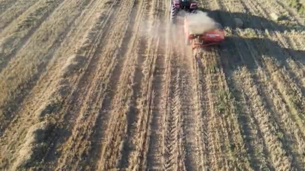 Vue Aérienne Tracteur Travaillant Dans Champ Agricole Pendant Lumière Jour — Video
