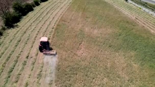 Vue Aérienne Tracteur Travaillant Dans Champ Agricole Pendant Lumière Jour — Video