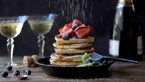 Stapel Pfannkuchen Mit Früchten Und Beeren — Stockvideo