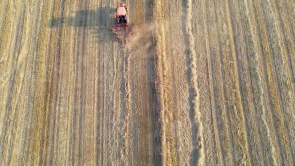 Luftaufnahme Eines Traktors Der Bei Tageslicht Auf Einem Landwirtschaftlichen Feld — Stockvideo