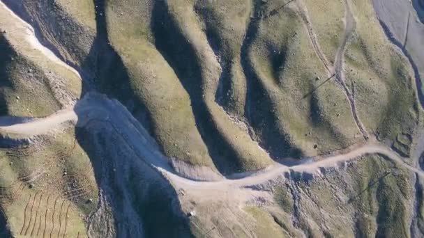 Vista Panorâmica Montanhas Onduladas Com Estradas Dia Ensolarado — Vídeo de Stock