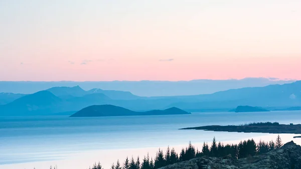 Gyönyörű Kilátás Nyílik Tengerre Dombokkal Távolban — Stock Fotó