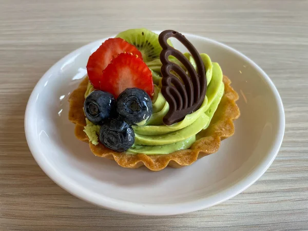 Close Uma Torta Saborosa Com Frutas Frescas Chocolate Uma Placa — Fotografia de Stock