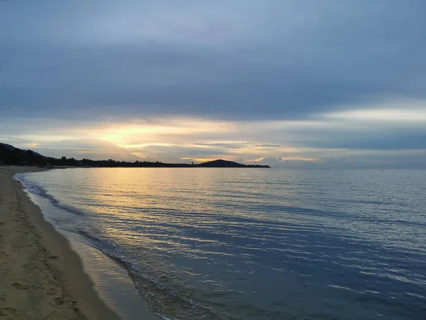 Sebuah Matahari Terbenam Yang Indah Pada Lanskap Laut — Stok Foto