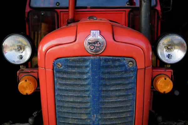 Modri Bosnia Herzegovina Července 2021 Pohled Zepředu Červený Traktor Imt — Stock fotografie