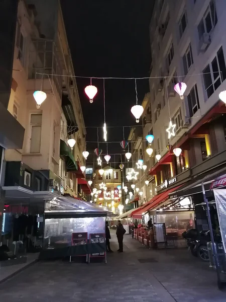 伊斯坦布尔 土耳其 伊斯坦布尔 2021年3月30日 在伊斯坦布尔的街道上 一道夜间照明的垂直镜头 — 图库照片