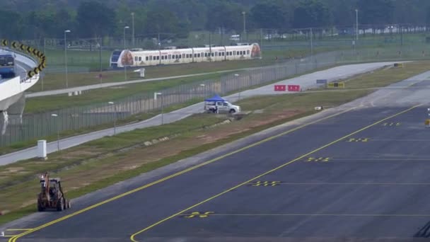 Havaalanında Bir Uçak — Stok video