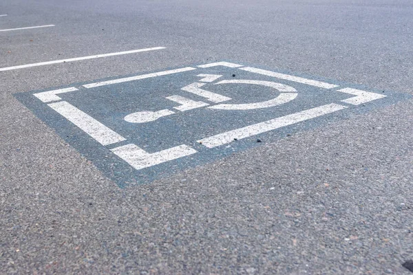 水泥上一个漆成轮椅的无障碍停车标志 — 图库照片
